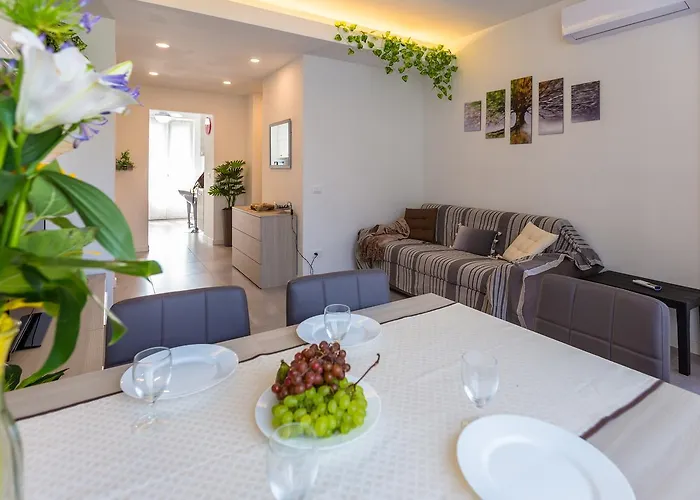 Guesthost - Business Balcony Flat
